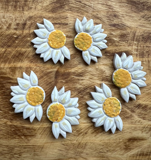 White sunflower stud (large)